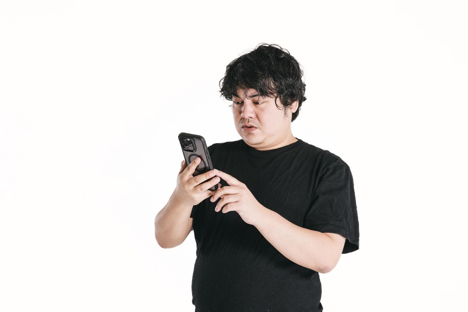 スマートフォンでフォームを確認する日本人男性の写真