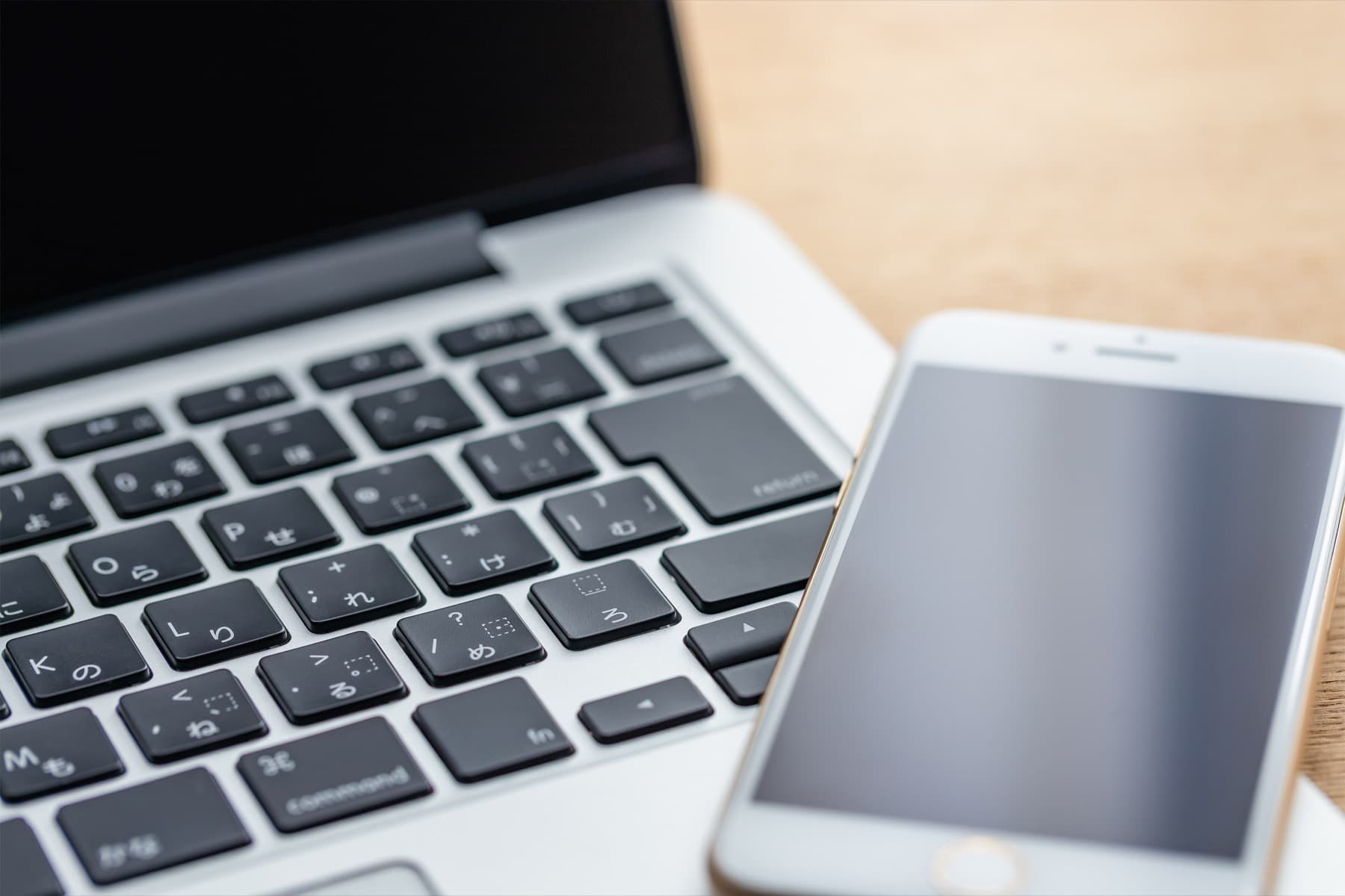 PCとスマートフォンでフォームを確認する写真
