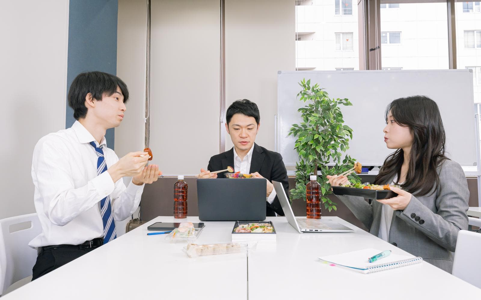 イベント申込フォームの項目を打ち合わせる写真